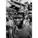 Igbo-Soldier-carrying-mortal-on-his-head-Biafra-Nigeria-April-1968